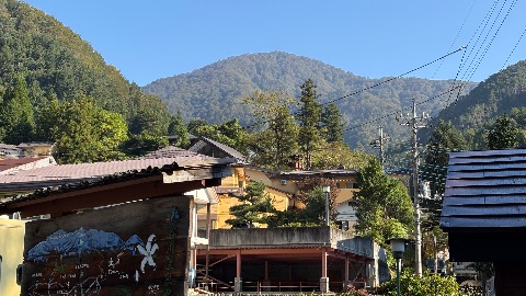 谷川温泉の町と山